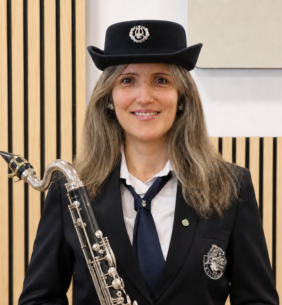Catarina Mendes da Silva com um clarinete baixo